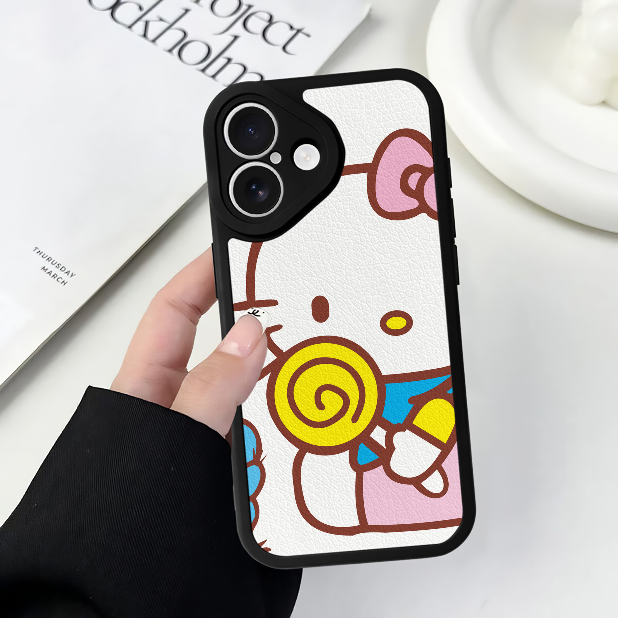 （画像用） Hello Kitty ハローキティ 【iPhone 16シリーズ対応】シリコンスマホケース（レザー調） 材質：シリコン